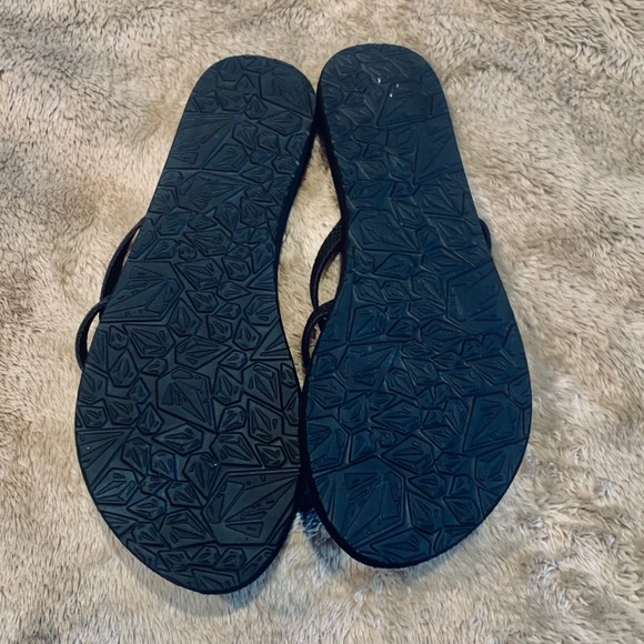 🛍 2/$25 Women’s NWOT Volcom Flip flop sandals - Picture 2 of 2